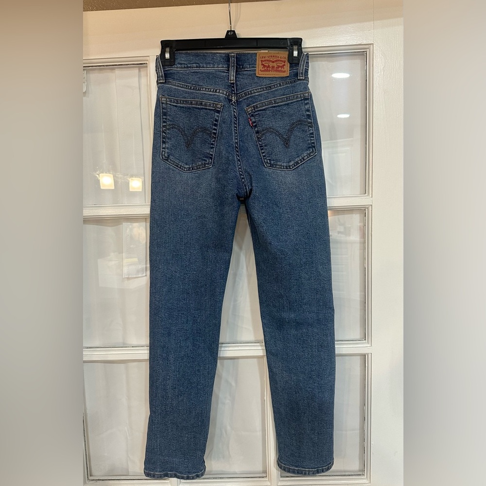 Levi Women’s Straight WEDGIE jeans 25x28 | Size 2
